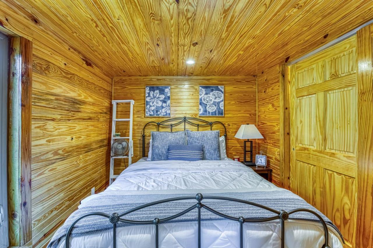 The Gemini-A Dreamy, Waterfront Tiny Cabin Rogersville Екстер'єр фото